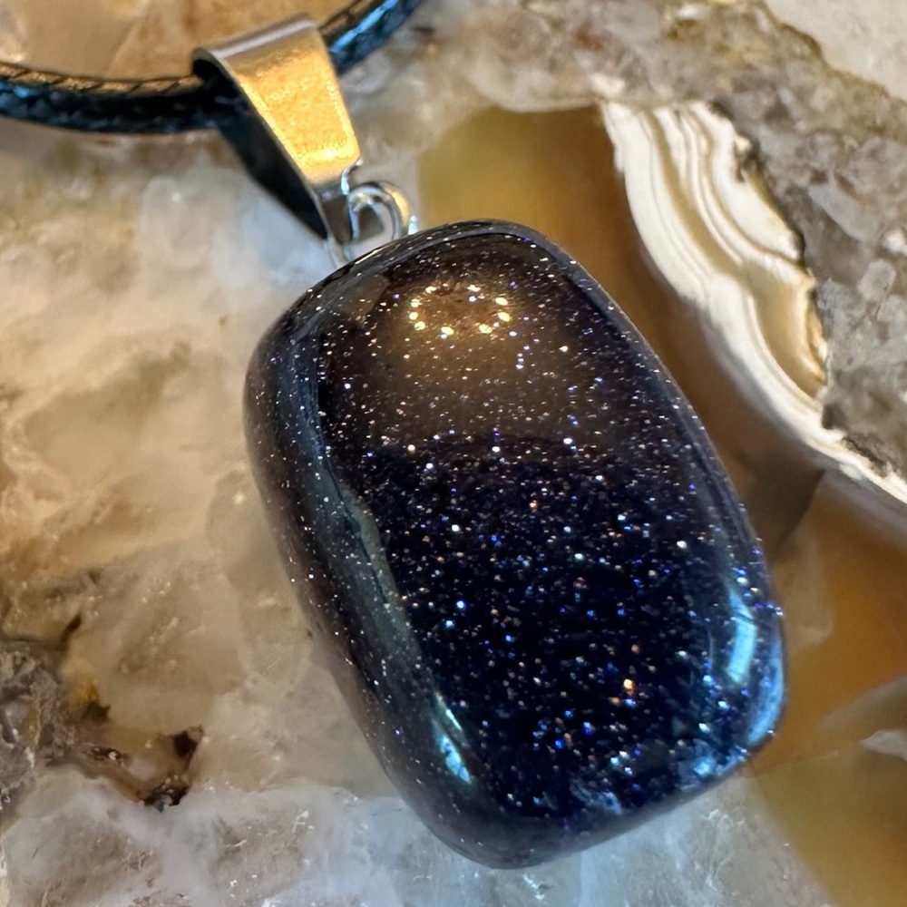 3179 Glittering Midnight Blue Sunstone Polished Stone Pendant Necklace